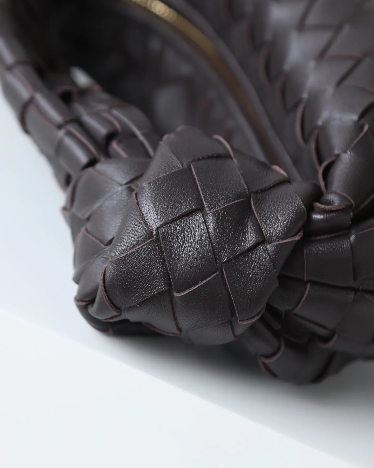 800. Bottega veneta͙.——-The latest braided and knotted hobo🔥 The top-grade lambskin leather is very soft, the bag shape is unique, practical and durable. It retains the traditional weaving elements while being a bit more flamboyant ~ Made of hand-woven sheepskin, zipper opening and closing, curved seamless structure, effortless to match. Highly recommended⚠️⚠️⚠️ The most high-end in the market🌈Welcome to compare [Factory complete package] size: 23x15x5cm.   Model: 651876